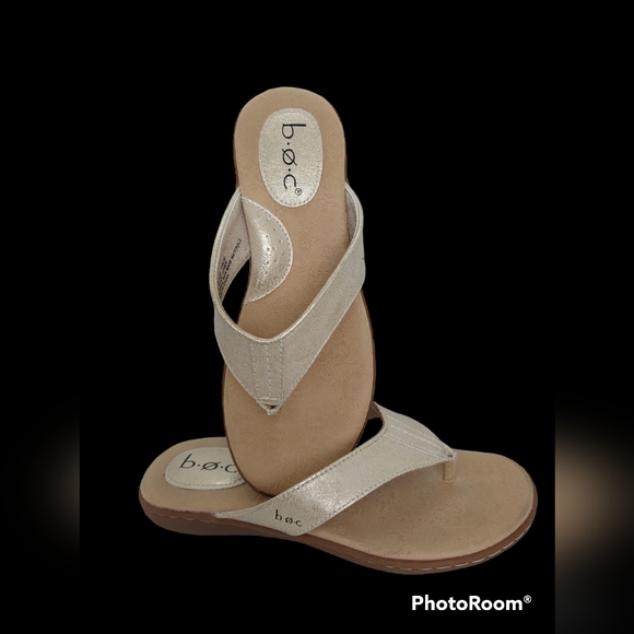 B.O.C Gold Metallic Thong Sandals Women's Size 6M - Picture 1 of 7